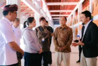 Wakil Menteri Pariwisata Ni Luh Puspa di saat meninjau kondisi terkini Bandara I Gusti Ngurah Rai, Bali, Kamis (5/3/2026). (Foto: Kemenpar)