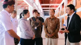 Wakil Menteri Pariwisata Ni Luh Puspa di saat meninjau kondisi terkini Bandara I Gusti Ngurah Rai, Bali, Kamis (5/3/2026). (Foto: Kemenpar)