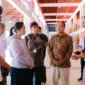 Wakil Menteri Pariwisata Ni Luh Puspa di saat meninjau kondisi terkini Bandara I Gusti Ngurah Rai, Bali, Kamis (5/3/2026). (Foto: Kemenpar)