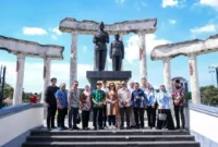Wakil Menteri Pariwisata Ni Luh Puspa meninjau kawasan Monumen Tugu Pahlawan Surabaya. (Foto: Kemenpar)