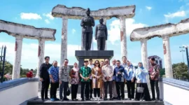 Wakil Menteri Pariwisata Ni Luh Puspa meninjau kawasan Monumen Tugu Pahlawan Surabaya. (Foto: Kemenpar)