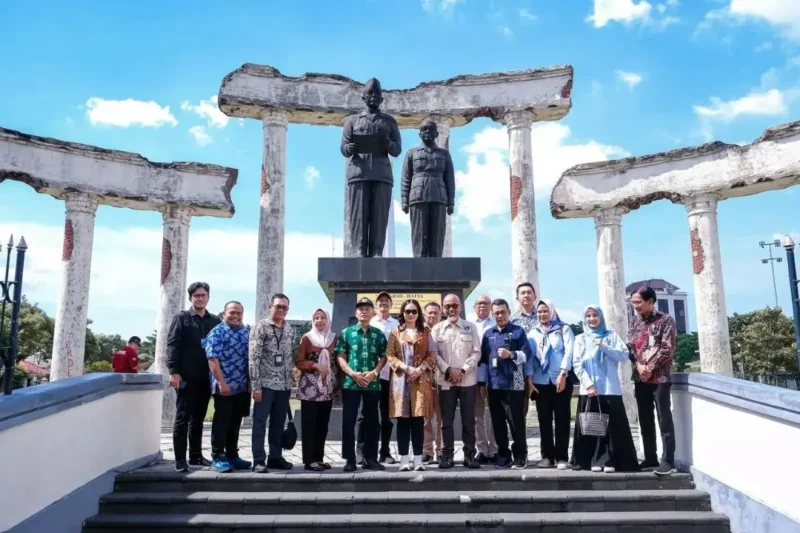 Wakil Menteri Pariwisata Ni Luh Puspa meninjau kawasan Monumen Tugu Pahlawan Surabaya. (Foto: Kemenpar)