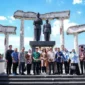 Wakil Menteri Pariwisata Ni Luh Puspa meninjau kawasan Monumen Tugu Pahlawan Surabaya. (Foto: Kemenpar)