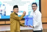 Wakil Wali Kota Padang, Maigus Nasir menyerahkan LKPD 2025 kepada Kepala Bidang Pemeriksaan Sumbar I, Roni Altur di Aula Lantai IV Kantor BPK Perwakilan Sumbar, Senin (30/3/2026). (Foto: Prokopim Padang)