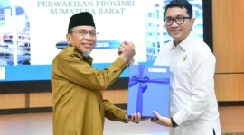 Wakil Wali Kota Padang, Maigus Nasir menyerahkan LKPD 2025 kepada Kepala Bidang Pemeriksaan Sumbar I, Roni Altur di Aula Lantai IV Kantor BPK Perwakilan Sumbar, Senin (30/3/2026). (Foto: Prokopim Padang)