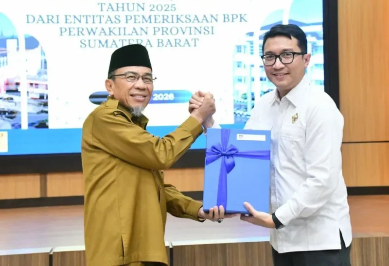 Wakil Wali Kota Padang, Maigus Nasir menyerahkan LKPD 2025 kepada Kepala Bidang Pemeriksaan Sumbar I, Roni Altur di Aula Lantai IV Kantor BPK Perwakilan Sumbar, Senin (30/3/2026). (Foto: Prokopim Padang)
