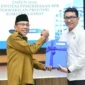 Wakil Wali Kota Padang, Maigus Nasir menyerahkan LKPD 2025 kepada Kepala Bidang Pemeriksaan Sumbar I, Roni Altur di Aula Lantai IV Kantor BPK Perwakilan Sumbar, Senin (30/3/2026). (Foto: Prokopim Padang)