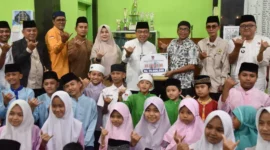 Wawako Maigus Nasir saat mengunjungi Musala Djabar Nur di Kelurahan Tarantang, Kecamatan Lubuk Kilangan, Jumat (14/3/2026). (Foto: Prokopim Padang)