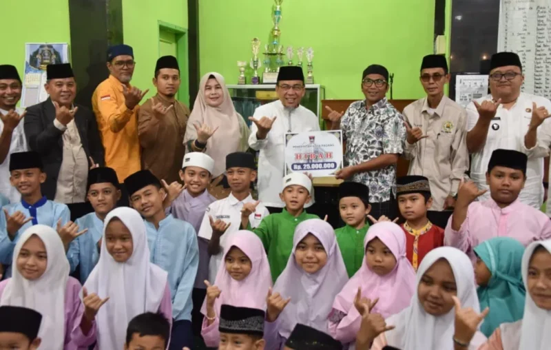Wawako Maigus Nasir saat mengunjungi Musala Djabar Nur di Kelurahan Tarantang, Kecamatan Lubuk Kilangan, Jumat (14/3/2026). (Foto: Prokopim Padang)