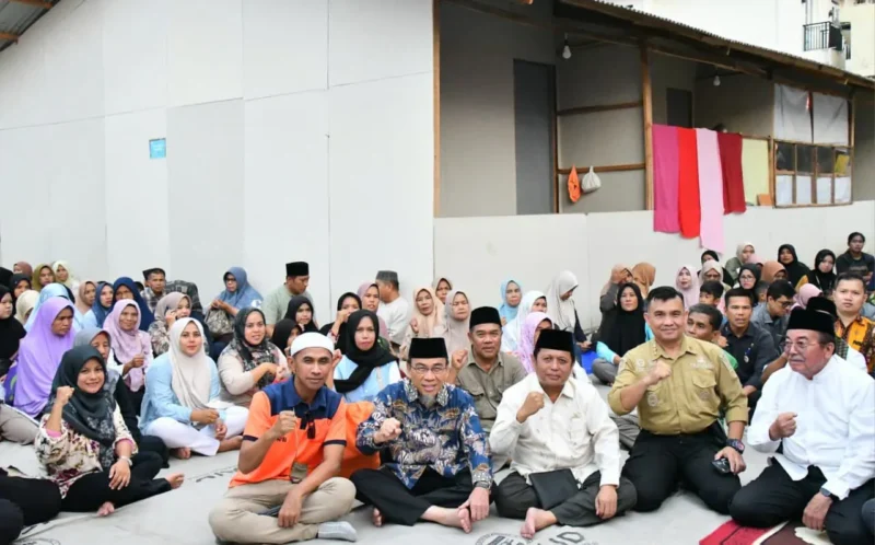 Wakil Wali Kota Padang, Maigus Nasir mengunjungi warga penyintas bencana hidrometeorologi di Kecamatan Pauh, Jumat (13/3/2026). (Foto: Prokopim Padang)