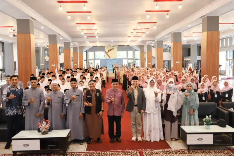 Wakil Wali Kota Padang Maigus Nasir menghadiri Wisuda Dauroh Ramadan Angkatan ke-12 Rumah Tahfidz Ahlul Quran di Bagindo Aziz Chan Youth Center, Jumat (13/03/2026). (Foto: Prokopim Padang)