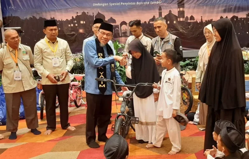 Wakil Wali Kota Padang Maigus Nasir menyerahkan hadiah secara simbolis kepada anak yatim yang hadir. (Foto: Diskominfo Padang)