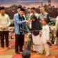Wakil Wali Kota Padang Maigus Nasir menyerahkan hadiah secara simbolis kepada anak yatim yang hadir. (Foto: Diskominfo Padang)