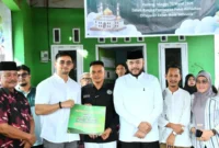 Wali Kota Padang Fadly Amran menghadiri menyerahan paket sembako oleh Yayasan Sosial Lebah Muda Indonesia, Minggu (15/3/2026). (Foto: Prokopim Padang)