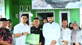 Wali Kota Padang Fadly Amran menghadiri menyerahan paket sembako oleh Yayasan Sosial Lebah Muda Indonesia, Minggu (15/3/2026). (Foto: Prokopim Padang)