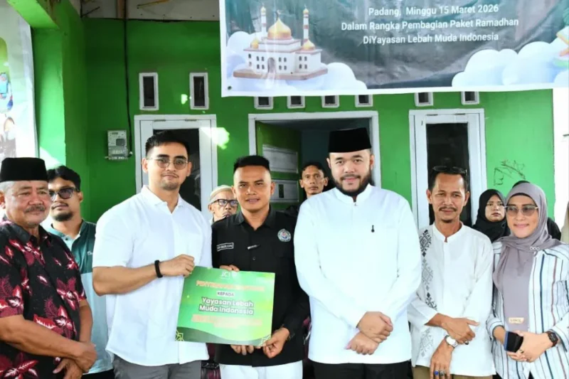 Wali Kota Padang Fadly Amran menghadiri menyerahan paket sembako oleh Yayasan Sosial Lebah Muda Indonesia, Minggu (15/3/2026). (Foto: Prokopim Padang)
