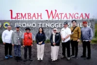 Wakil Menteri Pariwisata, Ni Luh Puspa meninjau kesiapan destinasi wisata di kawasan Taman Nasional Bromo Tengger Semeru. (Foto: Kemenpar)