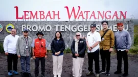 Wakil Menteri Pariwisata, Ni Luh Puspa meninjau kesiapan destinasi wisata di kawasan Taman Nasional Bromo Tengger Semeru. (Foto: Kemenpar)