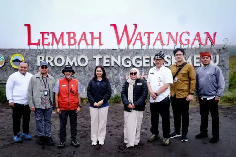 Wakil Menteri Pariwisata, Ni Luh Puspa meninjau kesiapan destinasi wisata di kawasan Taman Nasional Bromo Tengger Semeru. (Foto: Kemenpar)