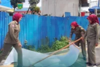 Petugas Satpol PP Damkar Kota Padang Panjang menertibkan baliho dan spanduk rusak, Sabtu (28/2/2026). (Foto: Kominfo Padang Panjang)
