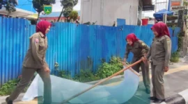 Petugas Satpol PP Damkar Kota Padang Panjang menertibkan baliho dan spanduk rusak, Sabtu (28/2/2026). (Foto: Kominfo Padang Panjang)