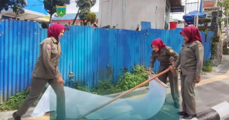Petugas Satpol PP Damkar Kota Padang Panjang menertibkan baliho dan spanduk rusak, Sabtu (28/2/2026). (Foto: Kominfo Padang Panjang)