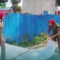Petugas Satpol PP Damkar Kota Padang Panjang menertibkan baliho dan spanduk rusak, Sabtu (28/2/2026). (Foto: Kominfo Padang Panjang)