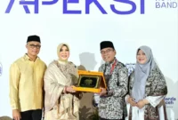 Wakil Wali Kota Padang, Maigus Nasir menyerahkan cenderamata kepada Wali Kota Banda Aceh, Illiza Sa’aduddin Djamal. (Foto: Prokopim Padang)