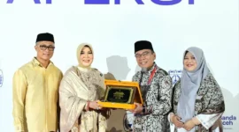 Wakil Wali Kota Padang, Maigus Nasir menyerahkan cenderamata kepada Wali Kota Banda Aceh, Illiza Sa’aduddin Djamal. (Foto: Prokopim Padang)