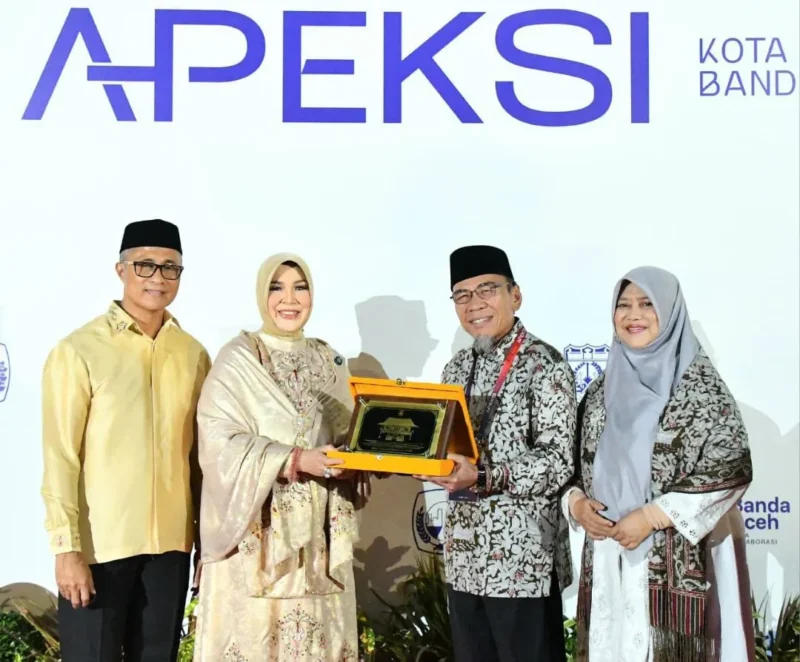 Wakil Wali Kota Padang, Maigus Nasir menyerahkan cenderamata kepada Wali Kota Banda Aceh, Illiza Sa’aduddin Djamal. (Foto: Prokopim Padang)