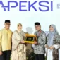 Wakil Wali Kota Padang, Maigus Nasir menyerahkan cenderamata kepada Wali Kota Banda Aceh, Illiza Sa’aduddin Djamal. (Foto: Prokopim Padang)