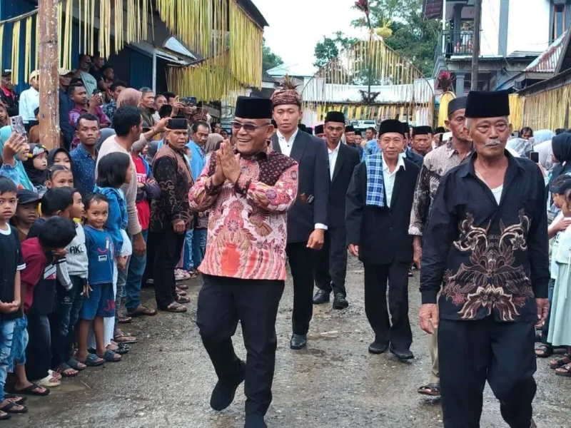 Bupati Pasbar Yulianto menghadiri kegiatan adat Babimba di Kampung Mudik Simpang, Jorong Mudik Simpang, Nagari Timbo Abu Kajai, Kecamatan Talamau, Minggu (5/4). (Foto: Diskominfo Pasbar)
