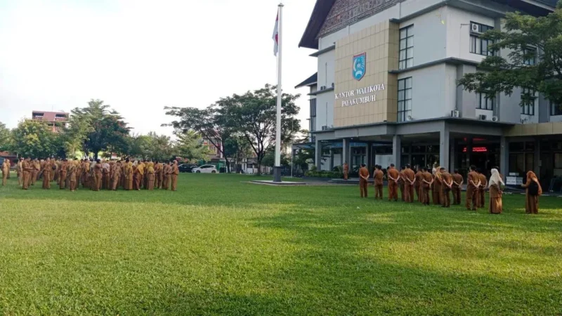 Sekretaris Daerah Kota Payakumbuh, Rida Ananda mengajak seluruh ASN menerapkan pola hidup hemat energi serta disiplin dalam pengelolaan sampah. (Foto: MC Payakumbuh)