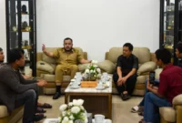 Wali Kota Padang Fadly Amran menerima audiensi pengurus Pertuni Kota Padang, di Kediaman Resmi Wali Kota, Selasa (21/4/2026). (Foto: Prokopim Padang)