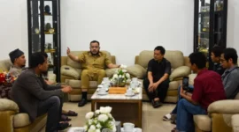 Wali Kota Padang Fadly Amran menerima audiensi pengurus Pertuni Kota Padang, di Kediaman Resmi Wali Kota, Selasa (21/4/2026). (Foto: Prokopim Padang)