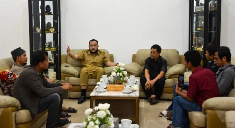 Wali Kota Padang Fadly Amran menerima audiensi pengurus Pertuni Kota Padang, di Kediaman Resmi Wali Kota, Selasa (21/4/2026). (Foto: Prokopim Padang)