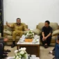 Wali Kota Padang Fadly Amran menerima audiensi pengurus Pertuni Kota Padang, di Kediaman Resmi Wali Kota, Selasa (21/4/2026). (Foto: Prokopim Padang)