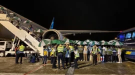 Hujan deras mengguyur BIM saat keberangkatan kloter pertama Embarkasi Padang (PDG 01), Jumat (24/4/2026) dini hari. (Foto: Humas Kemenhaj Sumbar)