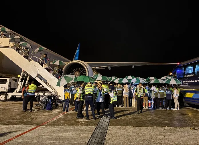 Hujan deras mengguyur BIM saat keberangkatan kloter pertama Embarkasi Padang (PDG 01), Jumat (24/4/2026) dini hari. (Foto: Humas Kemenhaj Sumbar)