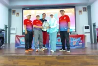 Penyerahan cenderamata dari Ketua Umum PB Ikasmantri, dr. Rahyussalim kepada Plt Kepala Dispora Padang Corri Saidan saat Grand Launching BOM RUN 2026, Minggu (12/4). (Foto: Ist)