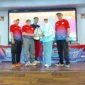 Penyerahan cenderamata dari Ketua Umum PB Ikasmantri, dr. Rahyussalim kepada Plt Kepala Dispora Padang Corri Saidan saat Grand Launching BOM RUN 2026, Minggu (12/4). (Foto: Ist)
