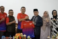 Wakil Wali Kota Padang, Maigus Nasir menerima Ketua Pelaksana BOM Run 2026, Revdi Iwan Saputra bersama Ketua Harian PB Ikasmantri, Yulviadi Adek dalam rapat persiapan di Kediaman Resmi Wakil Wali Kota, Jumat (10/4/2026). (Foto: Prokopim Padang)