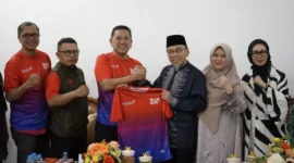 Wakil Wali Kota Padang, Maigus Nasir menerima Ketua Pelaksana BOM Run 2026, Revdi Iwan Saputra bersama Ketua Harian PB Ikasmantri, Yulviadi Adek dalam rapat persiapan di Kediaman Resmi Wakil Wali Kota, Jumat (10/4/2026). (Foto: Prokopim Padang)