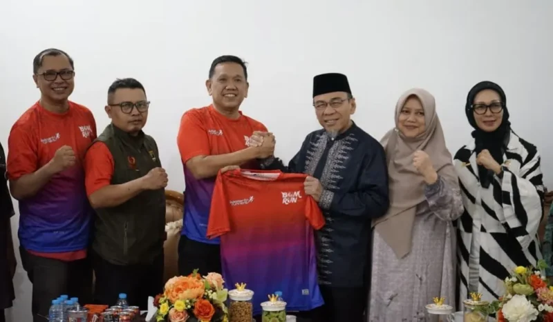 Wakil Wali Kota Padang, Maigus Nasir menerima Ketua Pelaksana BOM Run 2026, Revdi Iwan Saputra bersama Ketua Harian PB Ikasmantri, Yulviadi Adek dalam rapat persiapan di Kediaman Resmi Wakil Wali Kota, Jumat (10/4/2026). (Foto: Prokopim Padang)