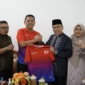 Wakil Wali Kota Padang, Maigus Nasir menerima Ketua Pelaksana BOM Run 2026, Revdi Iwan Saputra bersama Ketua Harian PB Ikasmantri, Yulviadi Adek dalam rapat persiapan di Kediaman Resmi Wakil Wali Kota, Jumat (10/4/2026). (Foto: Prokopim Padang)