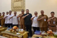 Wali Kota Padang Fadly Amran menerima kunjungan Kepala BPJS Ketenagakerjaan Cabang Padang Afrialdi di kediamannya, Senin (27/4/2026). (Foto: Prokopim Padang)