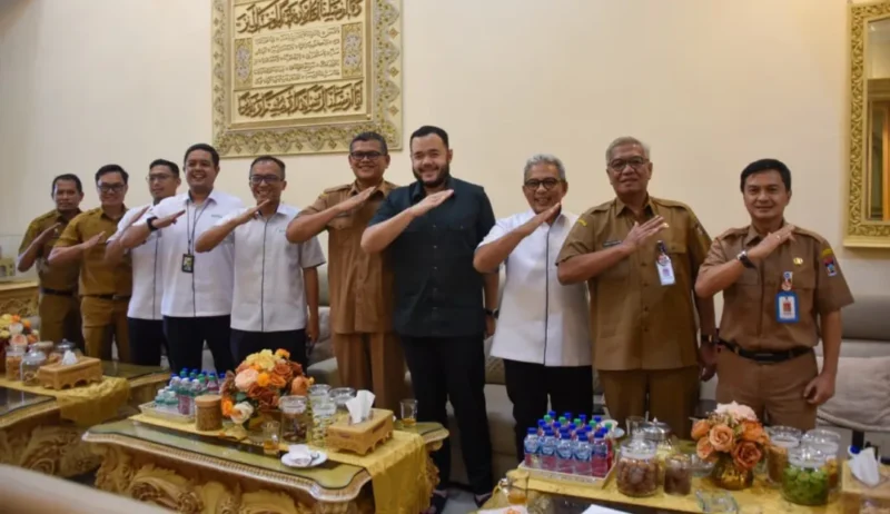 Wali Kota Padang Fadly Amran  menerima kunjungan Kepala BPJS Ketenagakerjaan Cabang Padang Afrialdi di kediamannya, Senin (27/4/2026). (Foto: Prokopim Padang)