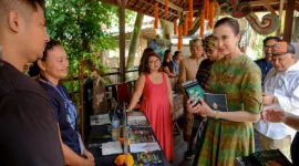 Menteri Pariwisata Widiyanti Putri Wardhana saat meninjau Bali Spirit Festival 2026 di Puri Padi & Yoga Barn, Ubud, Gianyar, Bali, Minggu (19/4/2026). (Foto: Kemenpar)