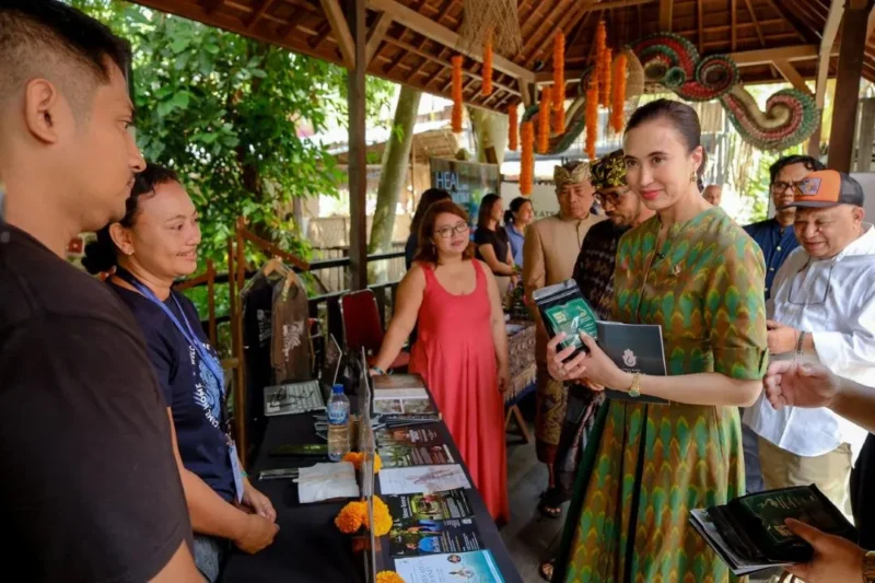 Menteri Pariwisata Widiyanti Putri Wardhana saat meninjau Bali Spirit Festival 2026 di Puri Padi & Yoga Barn, Ubud, Gianyar, Bali, Minggu (19/4/2026). (Foto: Kemenpar)