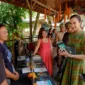 Menteri Pariwisata Widiyanti Putri Wardhana saat meninjau Bali Spirit Festival 2026 di Puri Padi & Yoga Barn, Ubud, Gianyar, Bali, Minggu (19/4/2026). (Foto: Kemenpar)